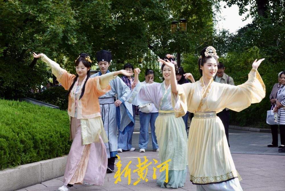 大明湖“趵突夜画·名士天团”古风巡游，舞者身着汉服沿湖起舞