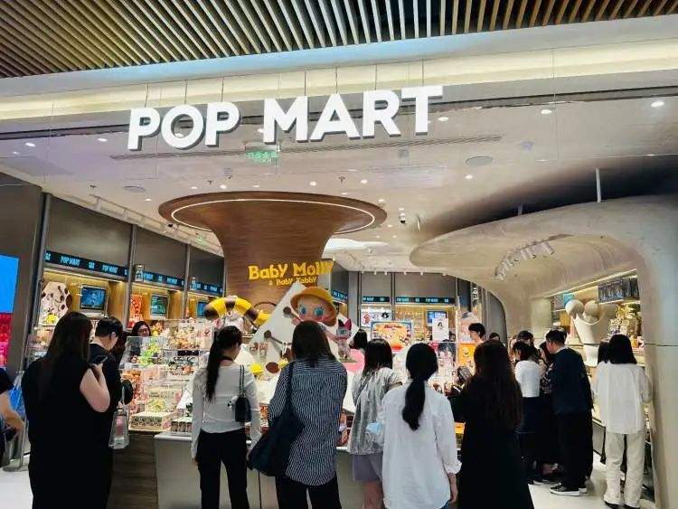 Labubu样品“痛墙”成打卡地标!开业4天已被挤爆