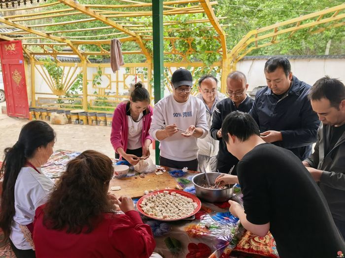 地质铁军情越千山 鲁疆石榴花正红...