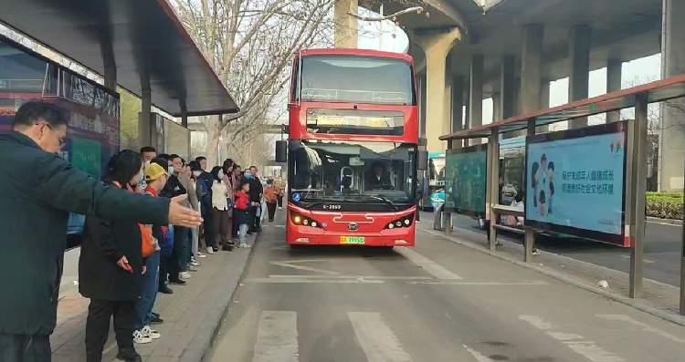 这个春天邀您乘济南T3路公交车，看泉城繁华变迁