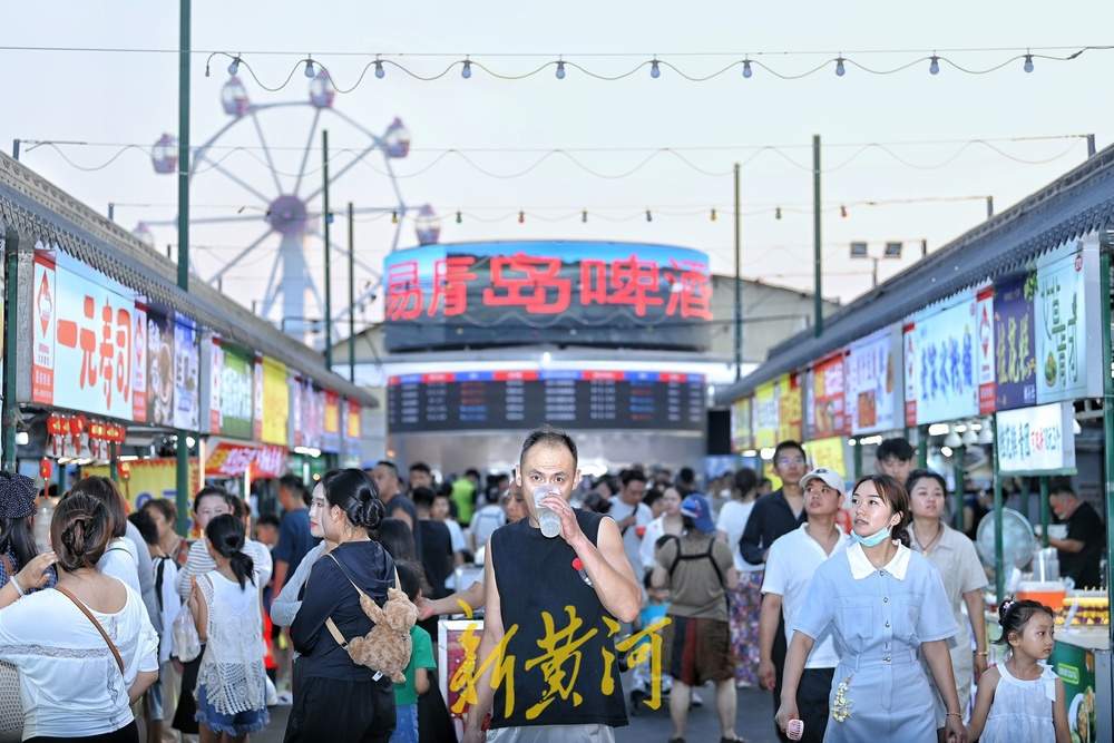 “青岛啤酒交易所”吸引市民排队打卡，点燃济南夜市新体验