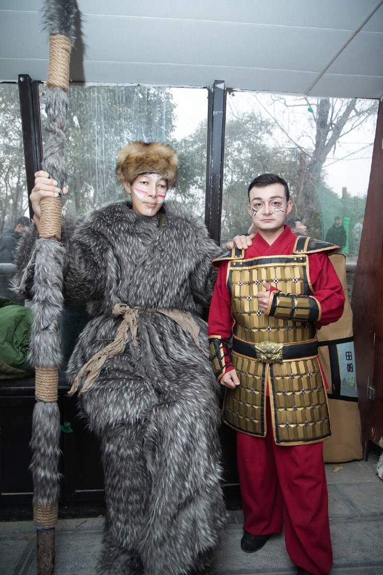 对话河南万岁山2米33“巨人”演员：没巨人症，睡3米床穿59码鞋