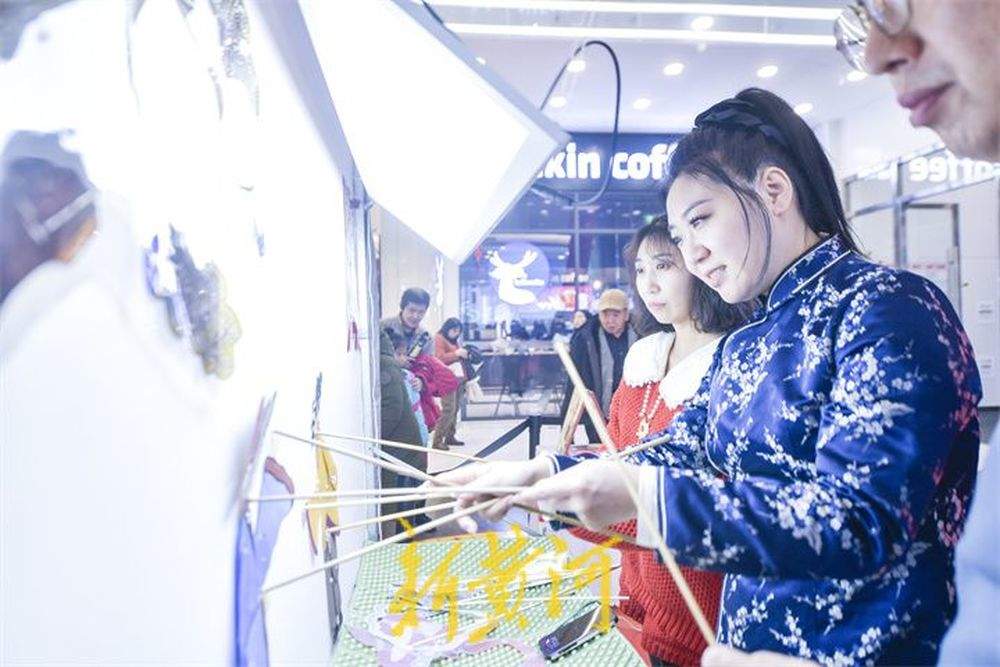 【网络中国节·春节】“泉”在济南过大年｜非遗皮影进社区商圈，演绎古老光影传奇 