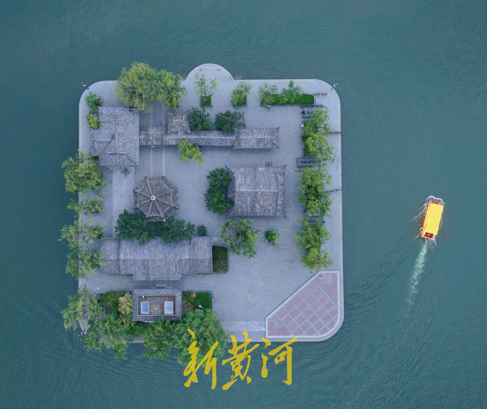 盛夏傍晚，游客乘船畅游大明湖享受自然凉  