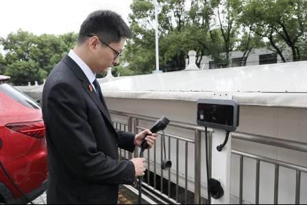 网约车司机下车充电时猝死保险拒赔 法院判了