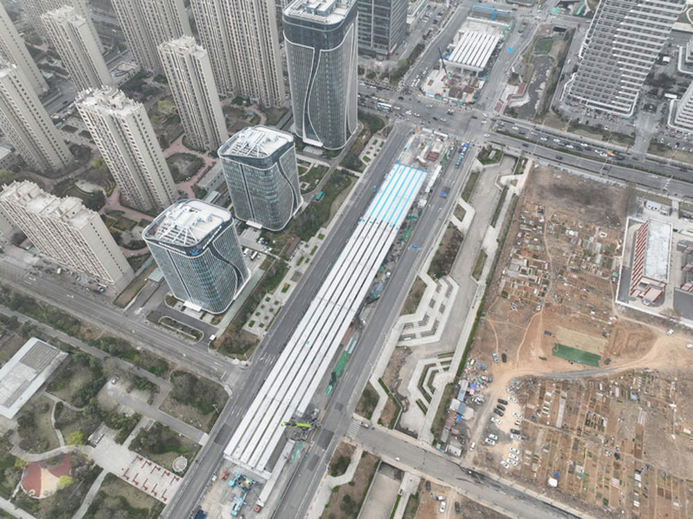 中建八局发展建设公司高效推进济南凤凰黄河大桥南延工程建设，建成后将串联济南东站、遥墙机场两大核心交通枢纽