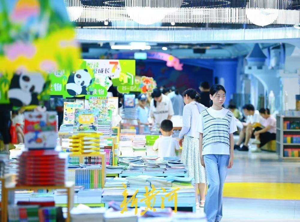 暑假开启，书城迎来大批“小书虫”