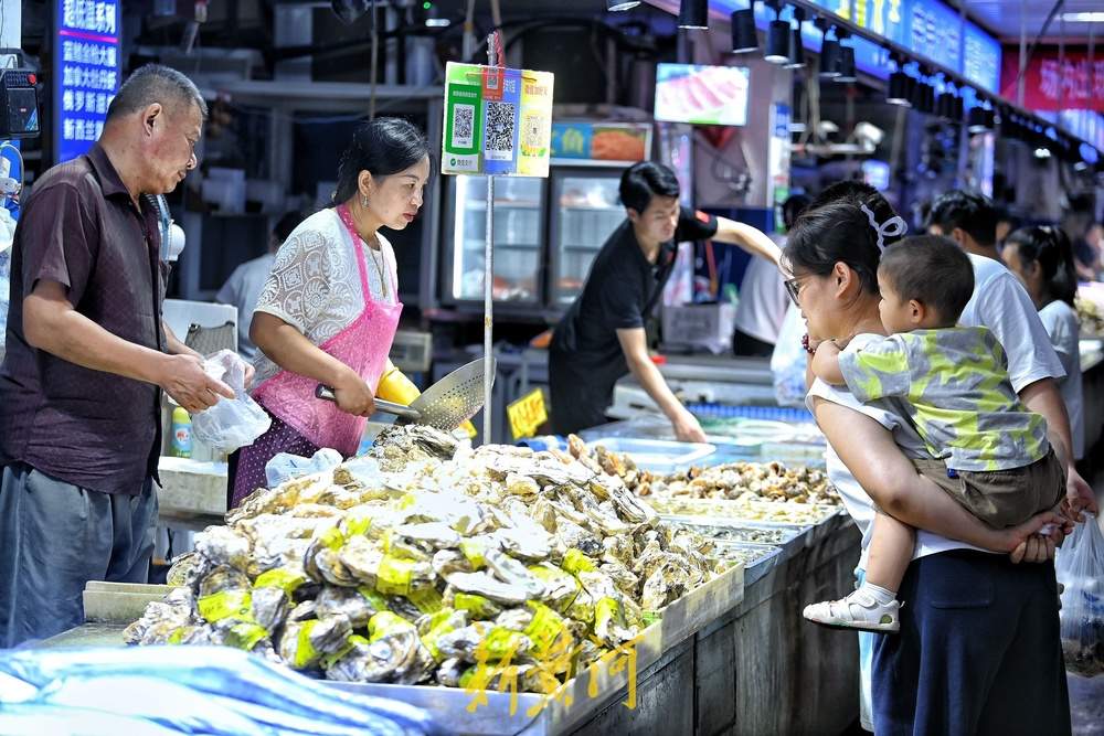 开海后市民争相尝“鲜”，有摊主一上午卖出2000斤梭子蟹