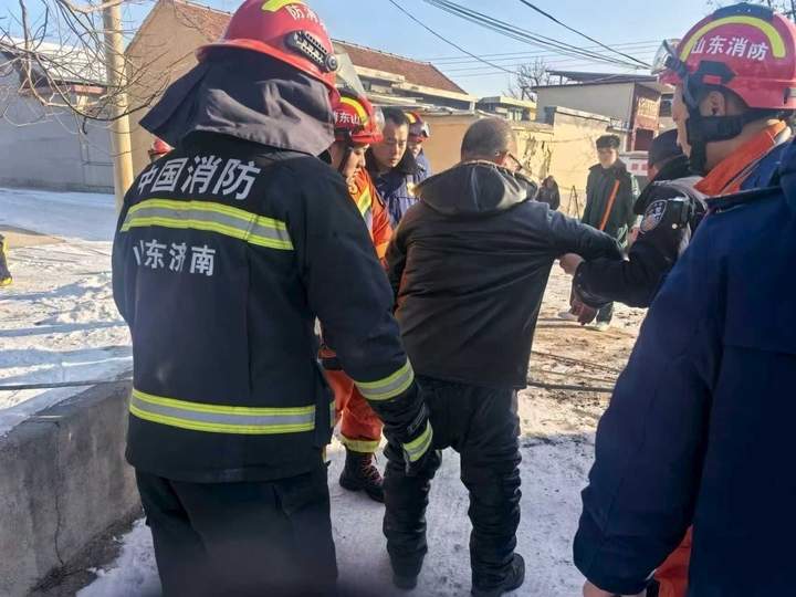 路滑驾车冲出桥面，男子被困崖边！多部门紧急救援