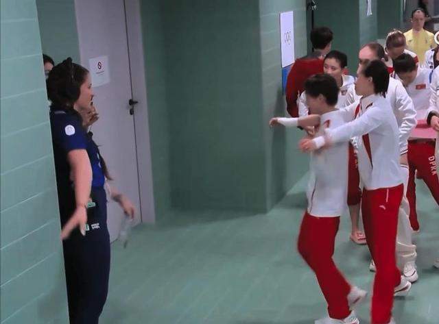 可可爱爱 全红婵向郭晶晶“亲亲” 传承的温馨瞬间