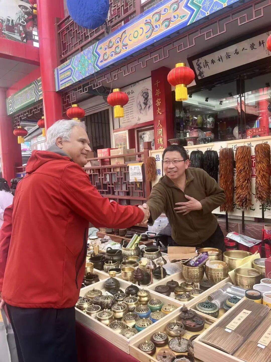 因济南老年公交卡火出圈！外籍老人费尔南多：济南把我们当成家人！无论走到哪，都能感受到热情