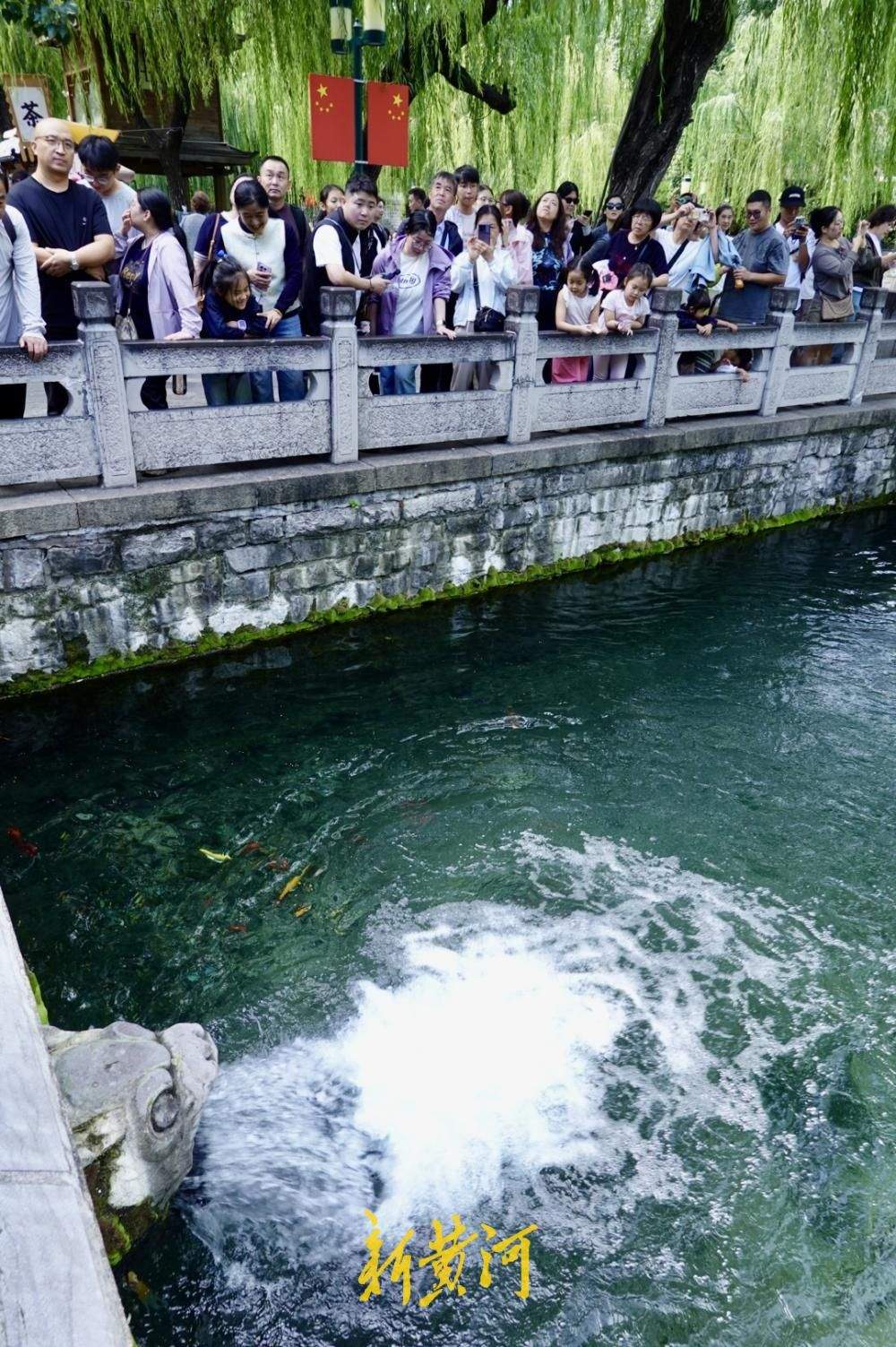 泉城迎金秋旅游高峰，黑虎泉畔游客扎堆赏泉品泉