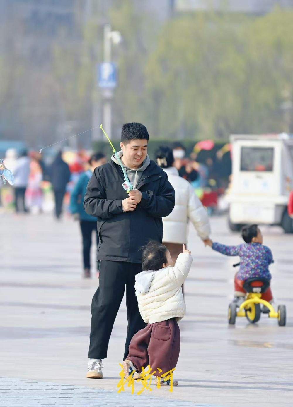 春意正浓 泉城广场成市民遛娃、健身好去处