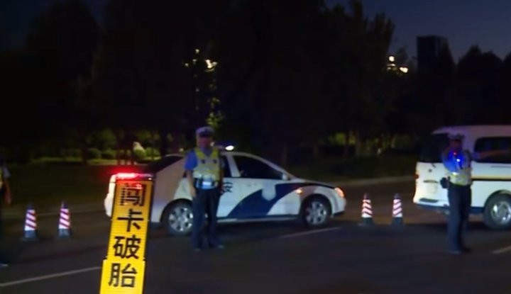 连续三天设卡 查扣近百辆车 记者夜探济南章丘公安围堵“鬼火少年”
