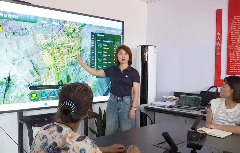 代表委员在身边丨是花名册，也是“工作宝典”