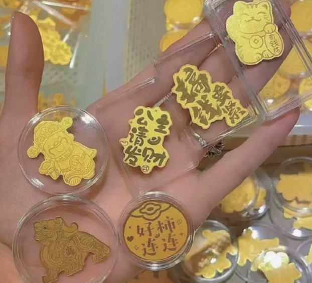 “黄金手机贴”走红 记者实测背后的陷阱：成分不纯 克重难估