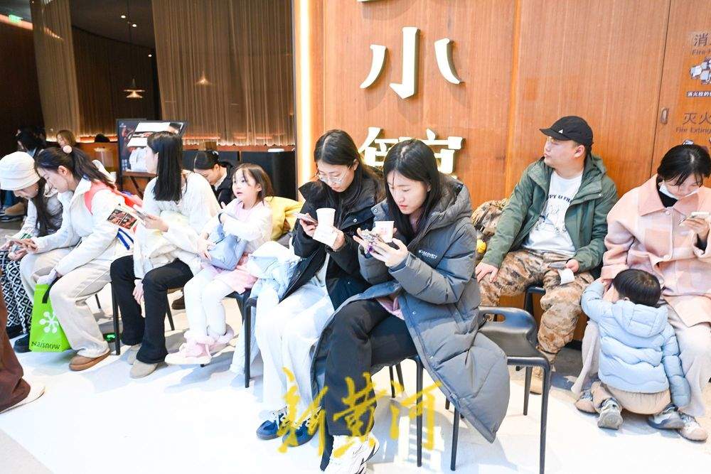 泉城商业综合体元旦假期人气旺，用餐市民排起长队