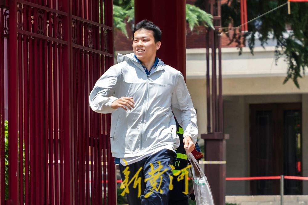 奔跑向未来！考生挥别高考考场