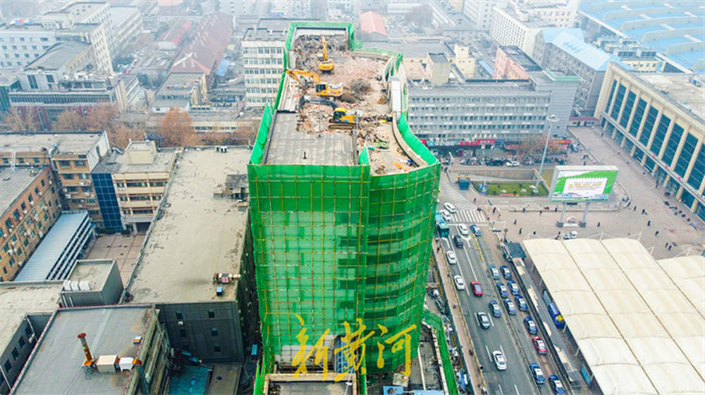 天龙大厦防护层“穿戴”到位，内部“掏空”逐层破拆