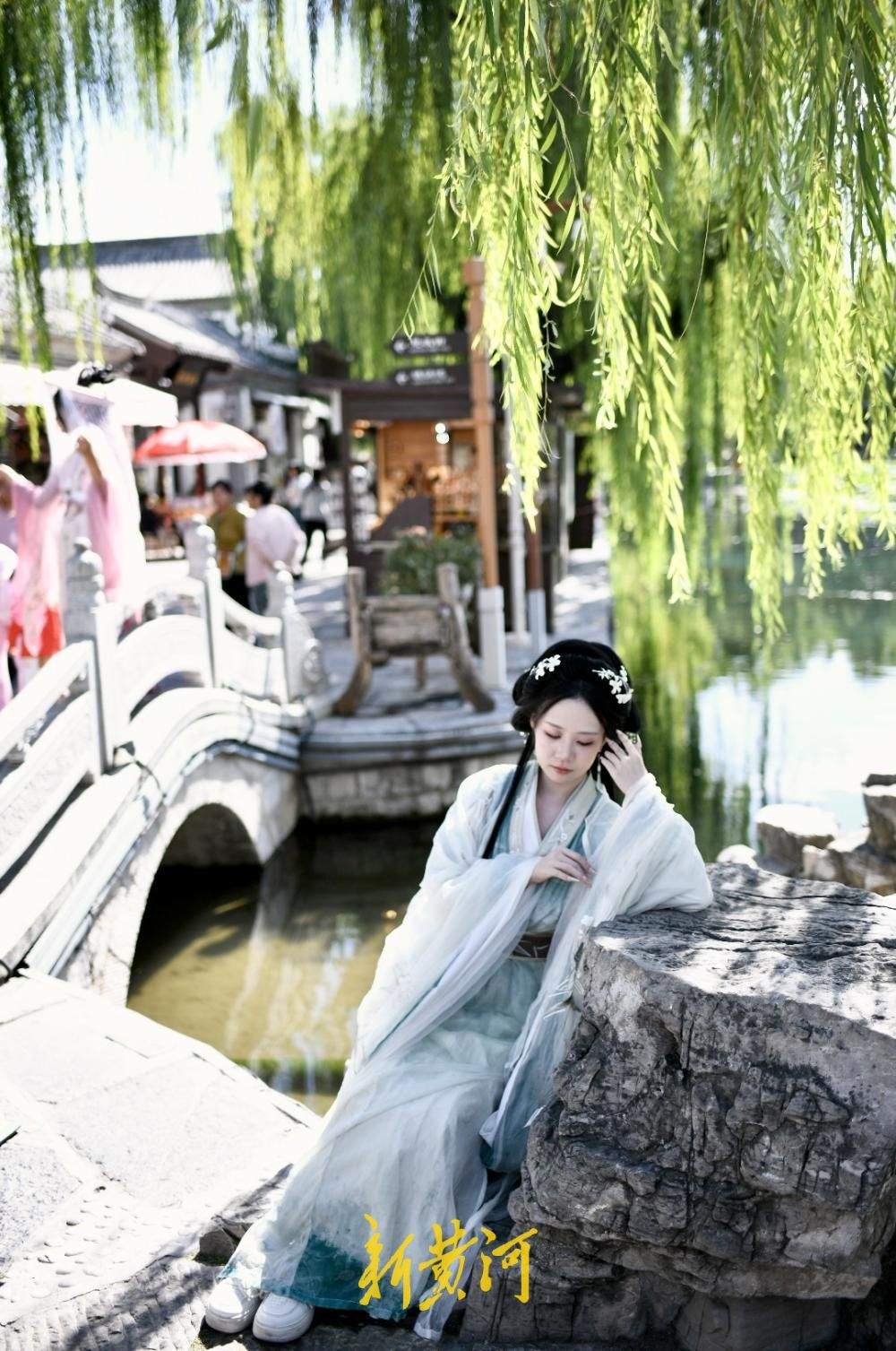 市民游客在济南明府城沉浸式打卡，汉服妆造与泉水老街巷成最美背景