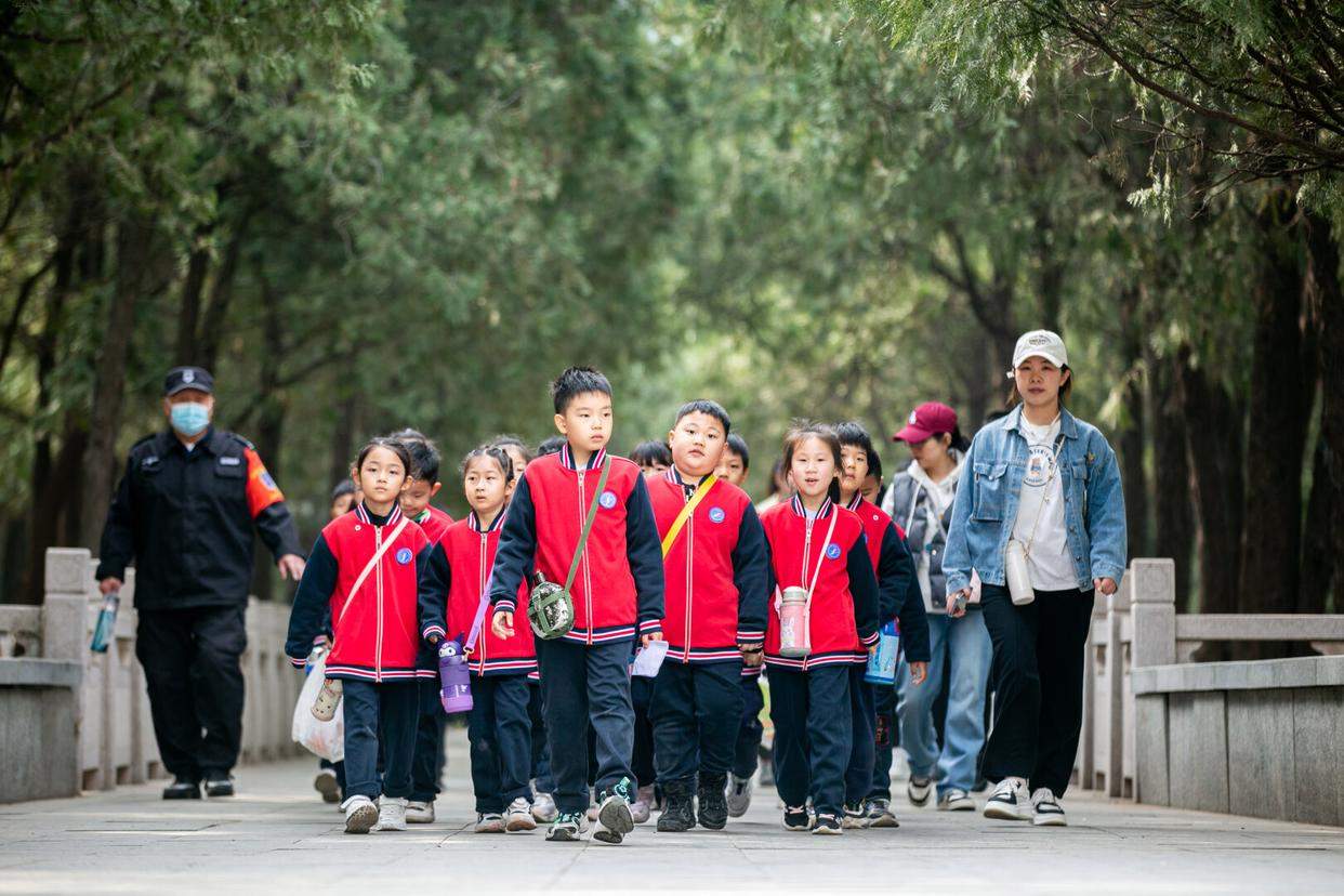 缅怀革命先烈 争做有为少年——经九路小学开展实践活动