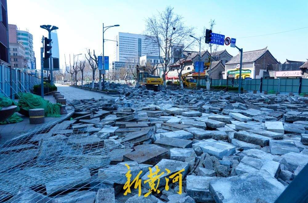 济南泉城路这段石板路拆除换新，道路两侧法桐树同步修剪
