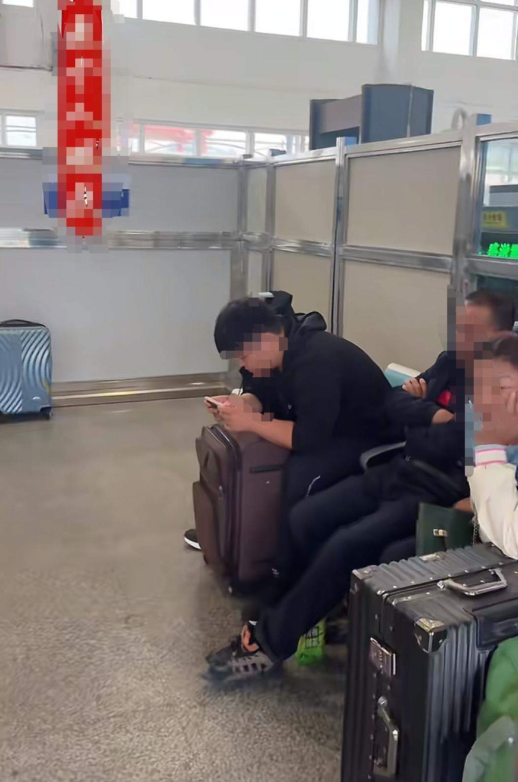 火车站不让旅客进候车室候车？吉林磐石站回应：因车次较少分时段开放