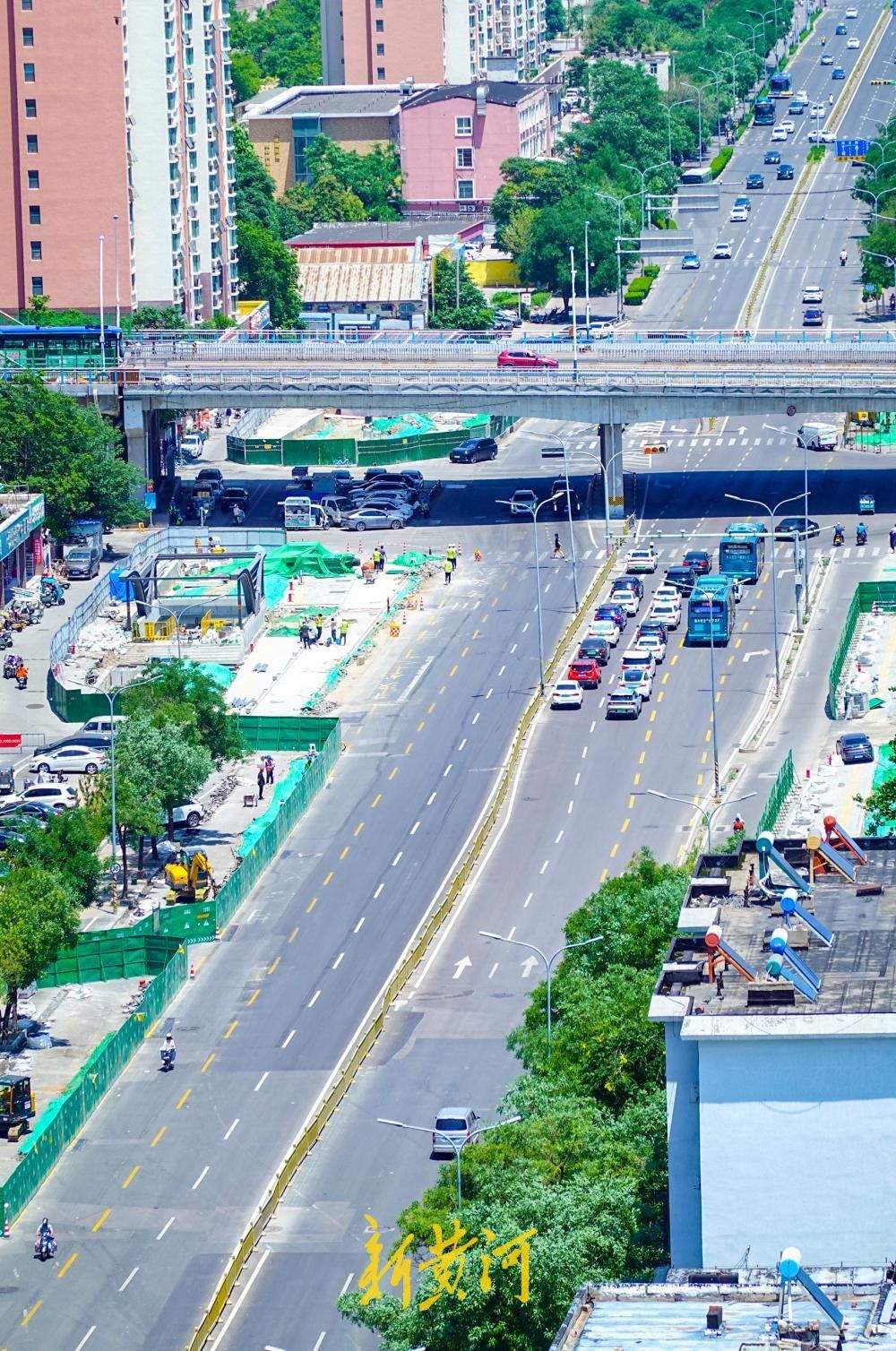 济南经一路地铁施工段道路恢复初见成效 双向六车道初具规模