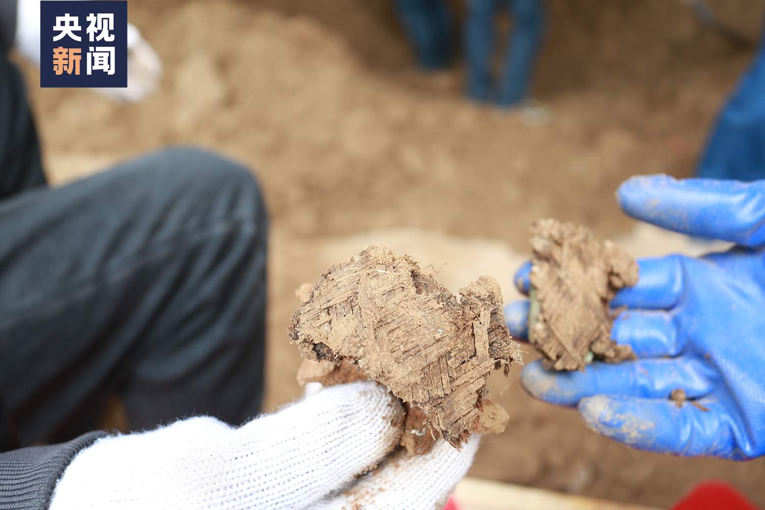 82年了,烈士手中紧紧握着一张照片……她是谁?