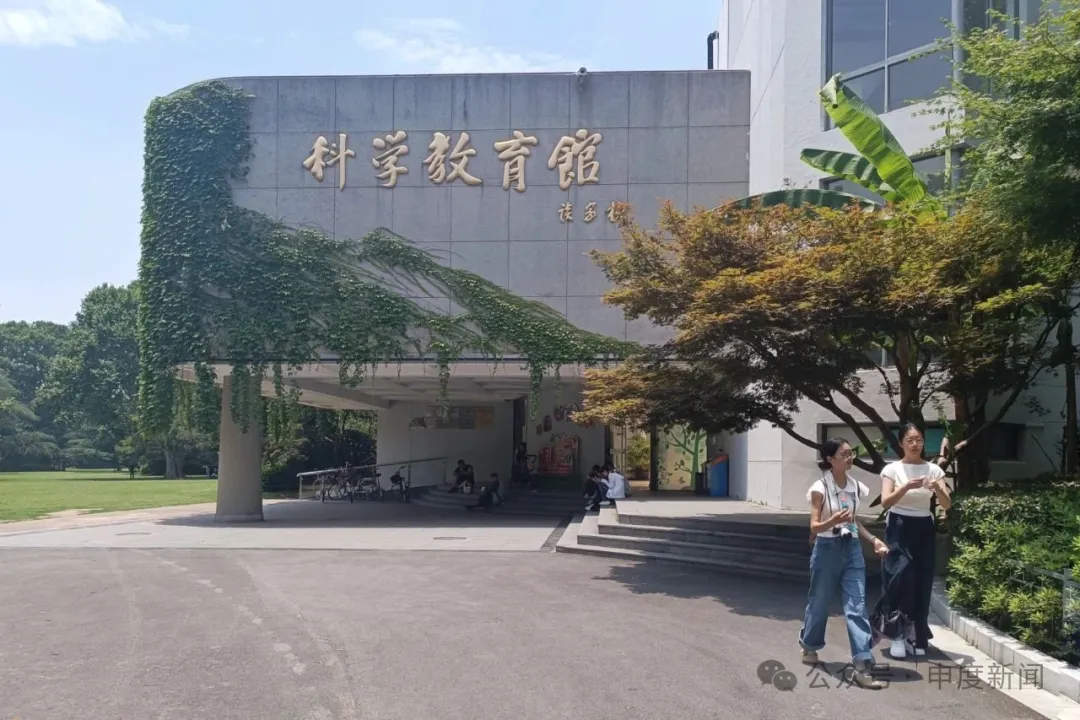 10月龄婴儿上海动物园内喝奶瓶被驱赶，园方称做法合规无需道歉，网友吵翻