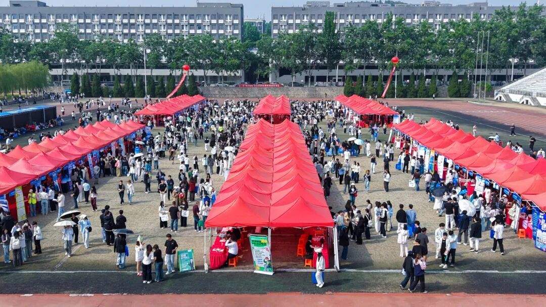 数智赋能毕业生就业！岗位需求人数近1.3万，山东青年政治学院这场双选会跑出就业“加速度”