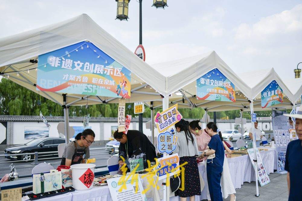 人才夜市企业摆摊引贤 市民逛街寻岗