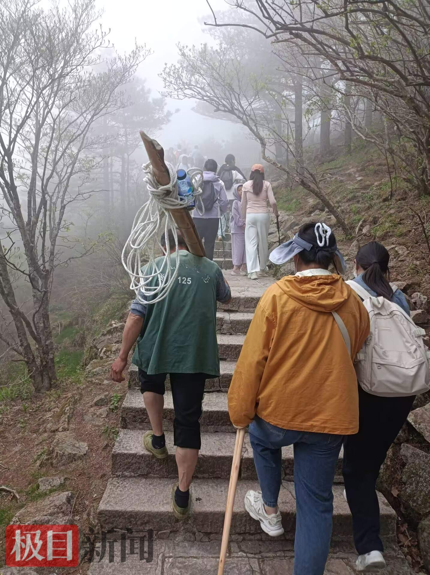 给游客让路，黄山挑山工五一假期错峰上下班