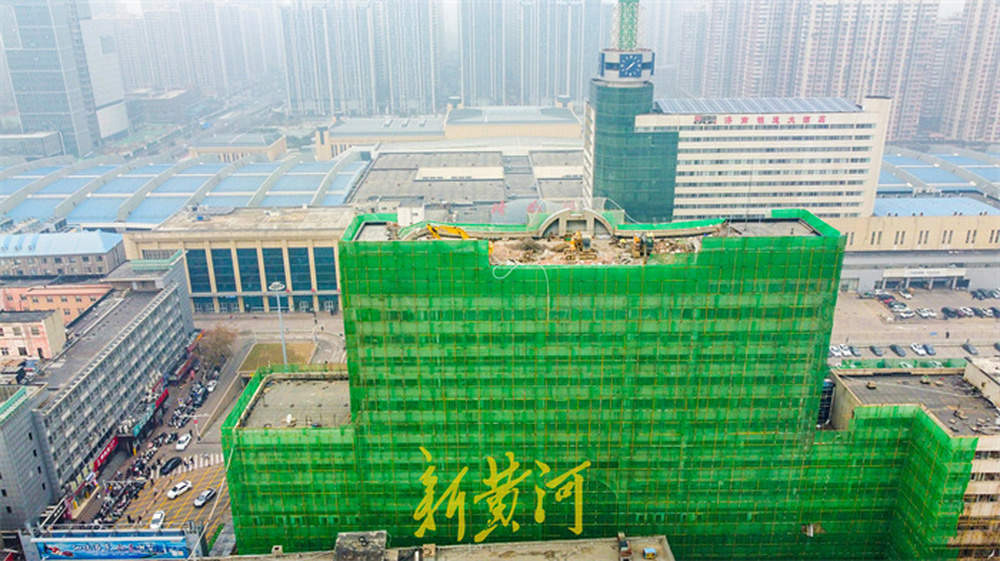 天龙大厦防护层“穿戴”到位，内部“掏空”逐层破拆