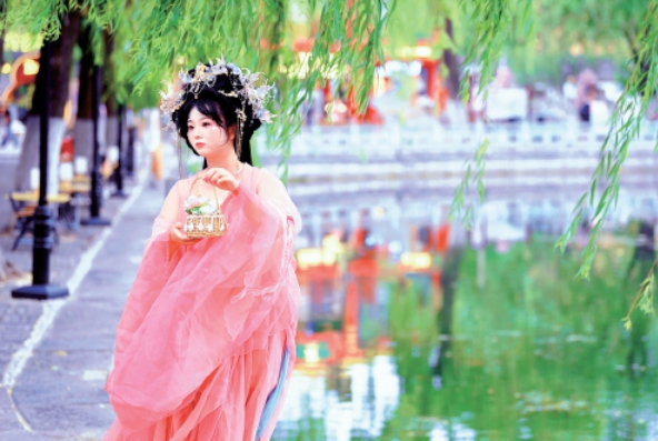 泉城高温“热辣滚烫” 百花洲畔“簪花姑娘”成风景线
