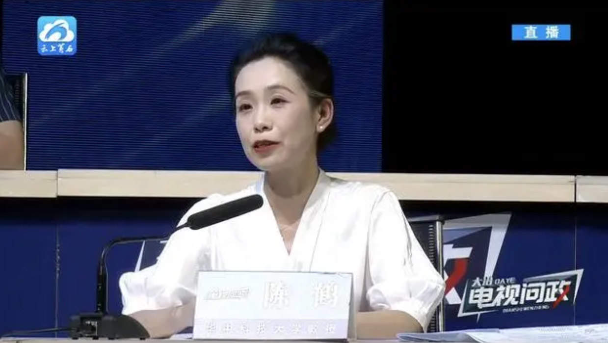 女教授节目中直批当地政府工作人员“这么大官威”，本人回应：没有彩排
