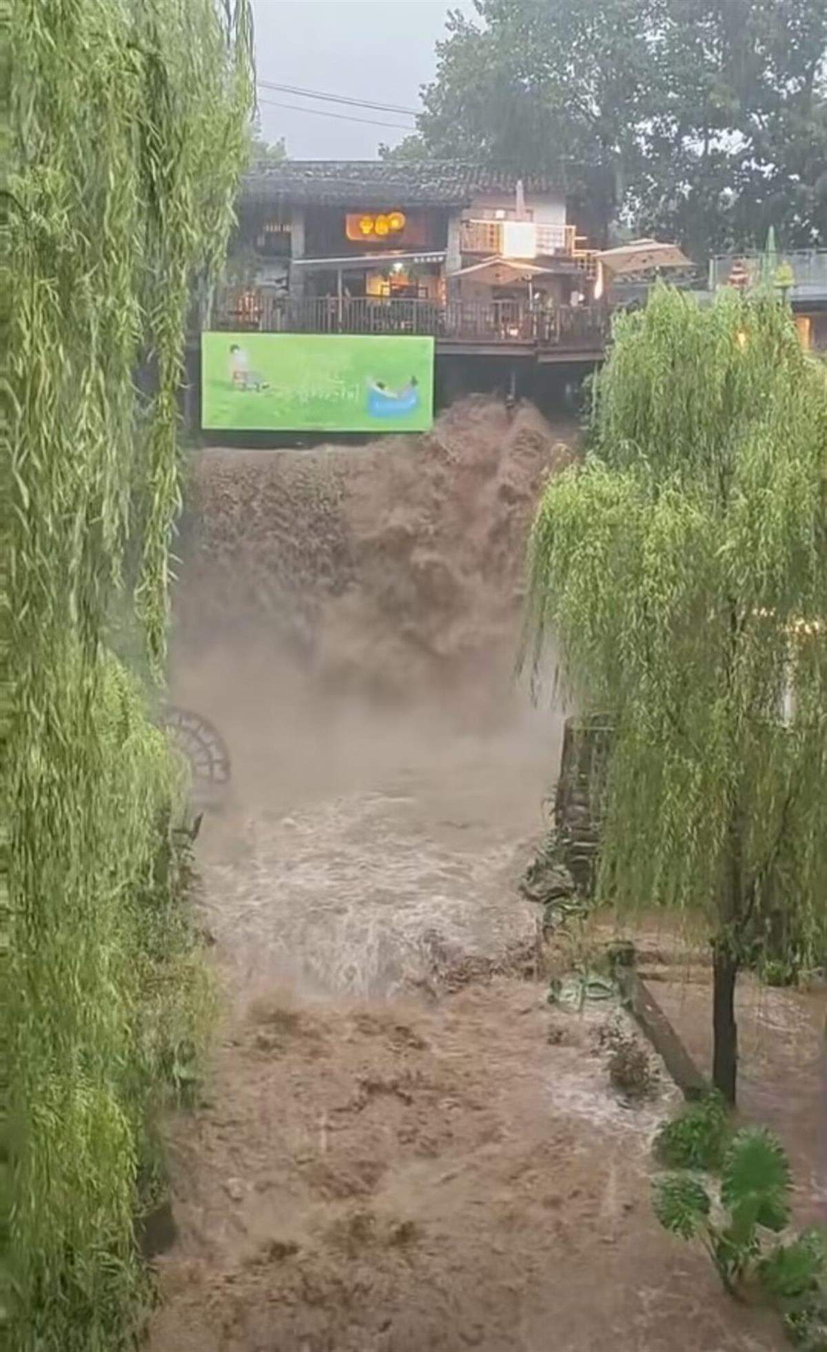 “最悲催乘客”连遭两次备降:飞重庆因暴雨备降贵阳，贵阳起飞再因暴雨备降成都