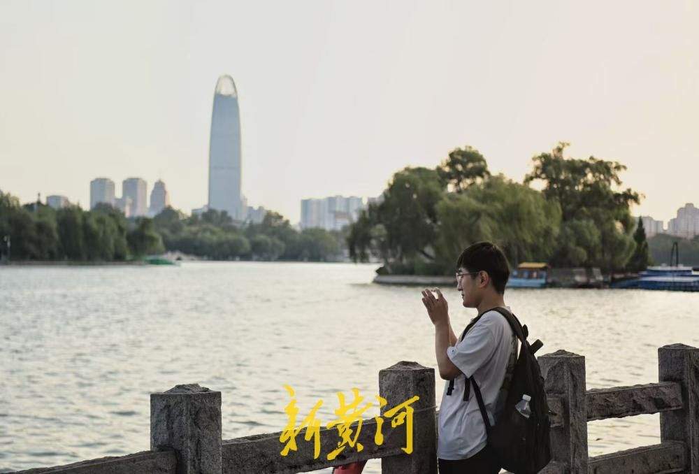 济南大明湖初秋暮色醉游人