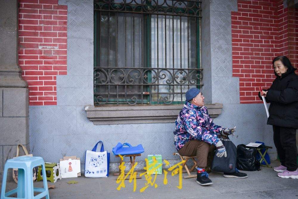 《乙巳年》特种邮票今天首发,济南邮迷排队购买,有人凌晨3点来排队