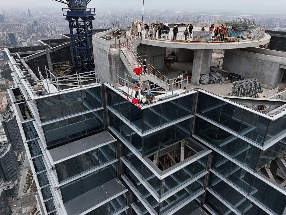 “山”势已成，绿地山东428米超高层全面封顶，刷新齐鲁天际线