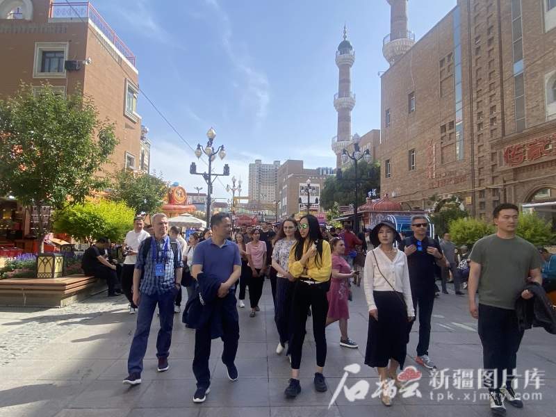 媒体大咖看新疆丨“中国新疆的城市非常繁华，处处都充满活力”