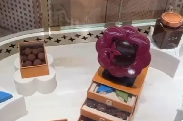 搞副业?LV巧克力上海店开业排队堪比迪士尼 拉拢拿捏年轻人