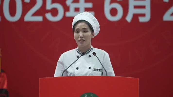 在毕业典礼上爆火的食堂阿姨，紧急打假！