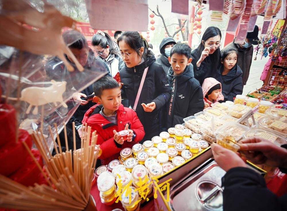 千佛山新年大集迎来最后一日，赶热闹的市民真不少
