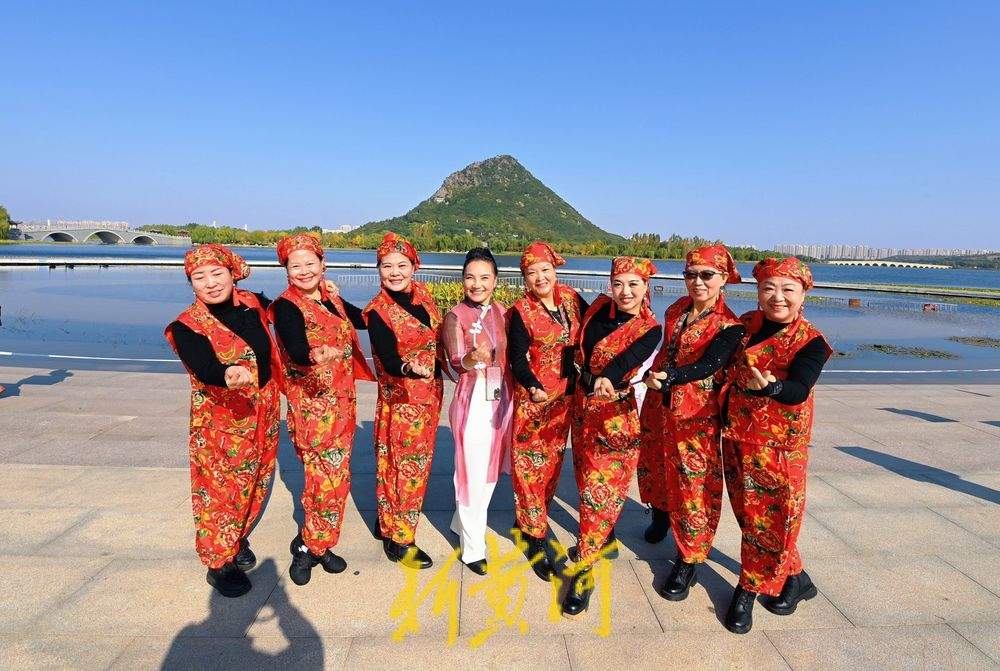 千余名老人舞起空竹龙，庆祝自己的节日