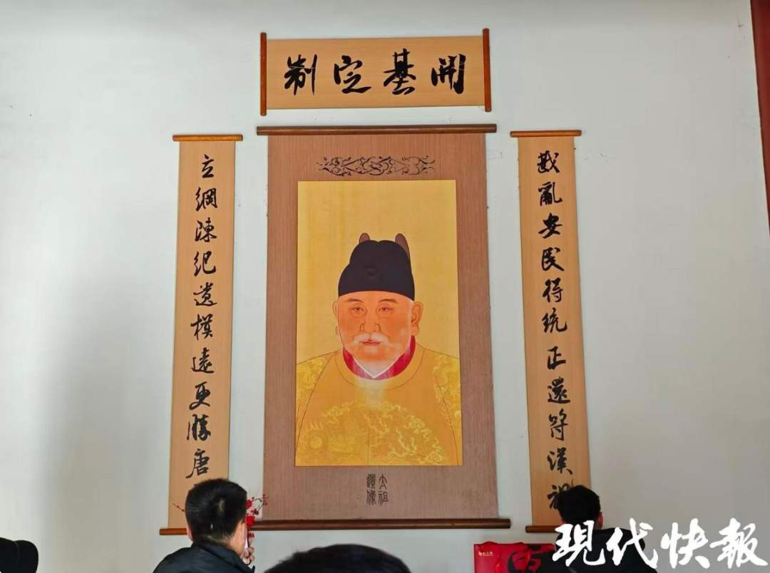 朱元璋“帅版”画像展板被划伤，明孝陵景区回应