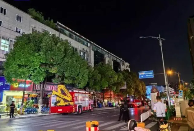 太意外了!昆明一广告牌坠落致3死7伤 沿街商铺责任人被控制