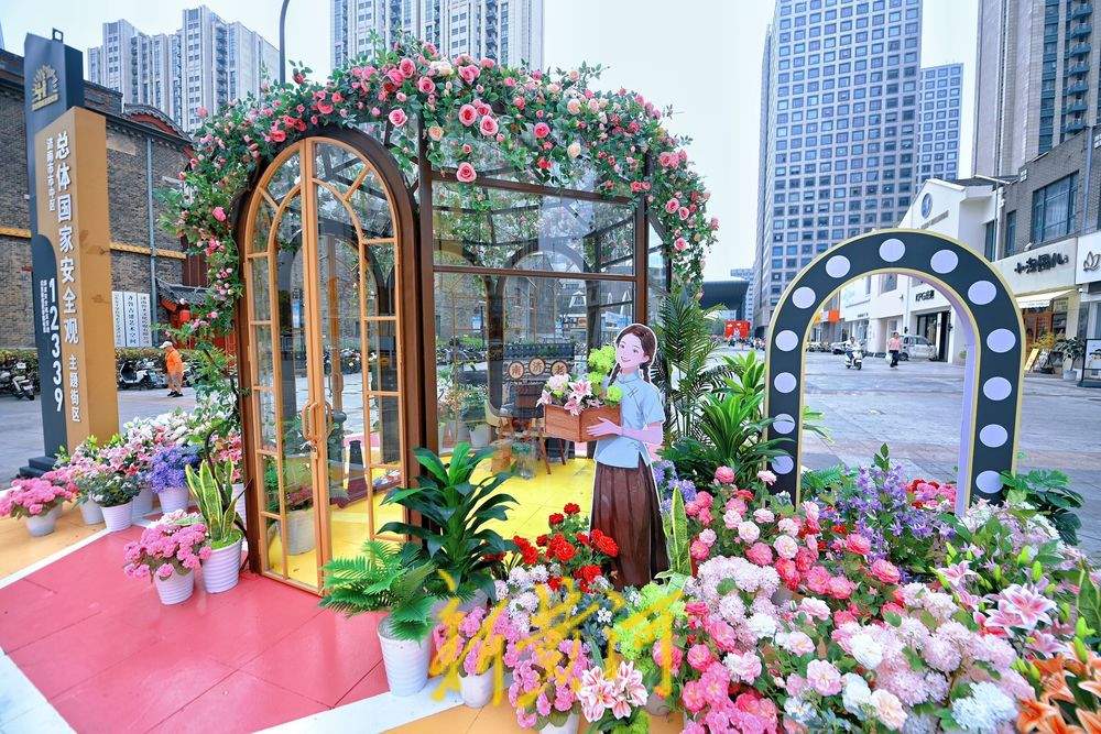 转角遇见泉城浪漫，民康里步行街角现美丽花房