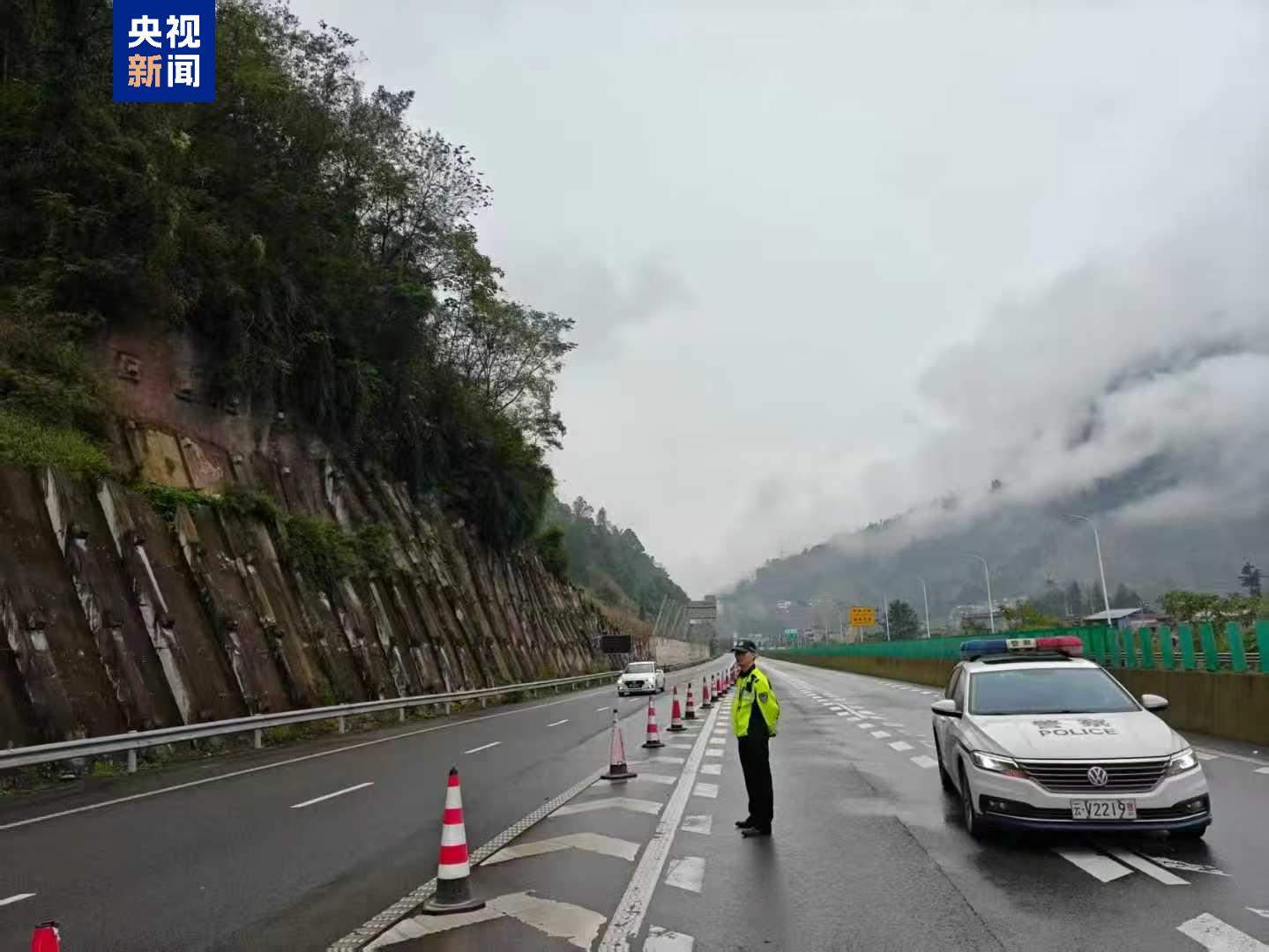 G85银昆高速云南昭通段发生山体落石 昆明至重庆方向交通中断