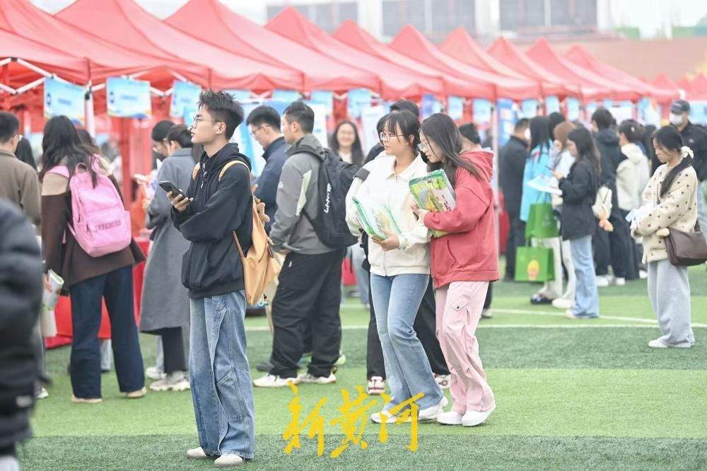 2026年驻济高校毕业生就业双选会举办，近万名高校毕业生入场求职